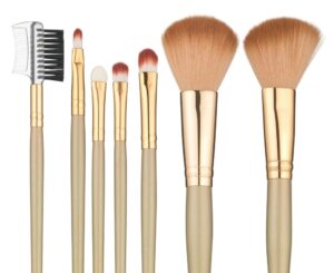 Семь кистей для макияжа на белом фоне представляют собой инструменты, которые можно очищать в ультразвуковых очистителях.