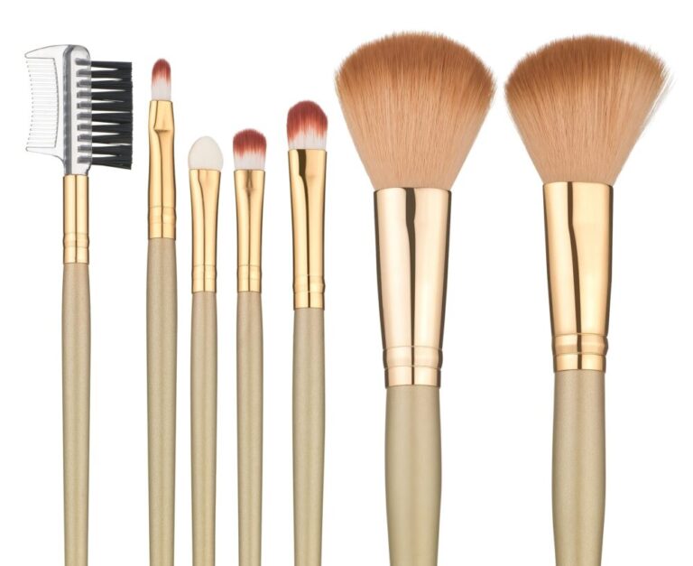 Семь кистей для макияжа на белом фоне представляют собой инструменты, которые можно очищать в ультразвуковых очистителях.