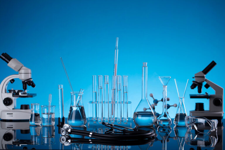 Лабораторные пробирки, воронки, мензурки, микроскопы и колбы Эрленмейера, используемые для ультразвуковой очистки.