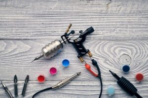 Маленький пистолет для татуировок символизирует применение ультразвуковой очистки в медицинских, стоматологических и тату-клиниках.