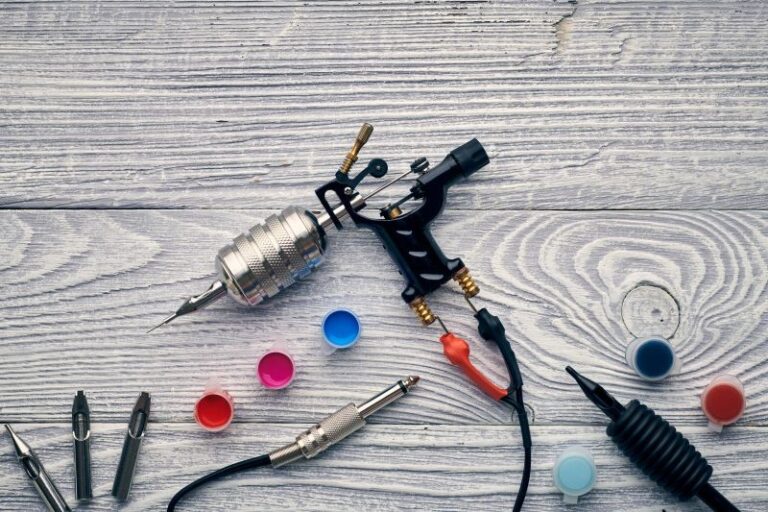 Маленький пистолет для татуировок символизирует применение ультразвуковой очистки в медицинских, стоматологических и тату-клиниках.