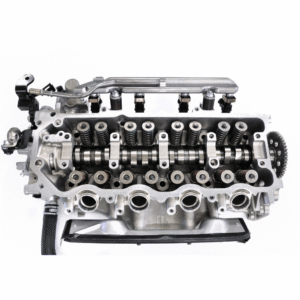 Большой автомобильный двигатель частично раскрыт, чтобы показать компоненты, которые можно очистить с помощью ультразвуковой технологии.