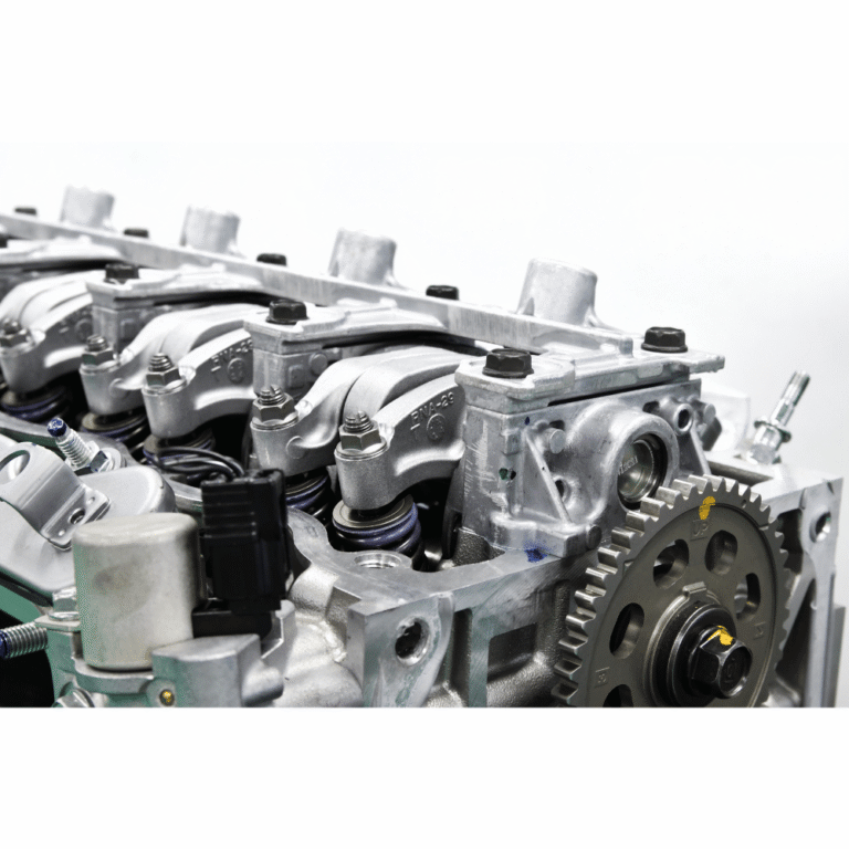 Автомобильный двигатель, символизирующий использование ультразвуковой очистки для обслуживания деталей в авто-мото индустрии.