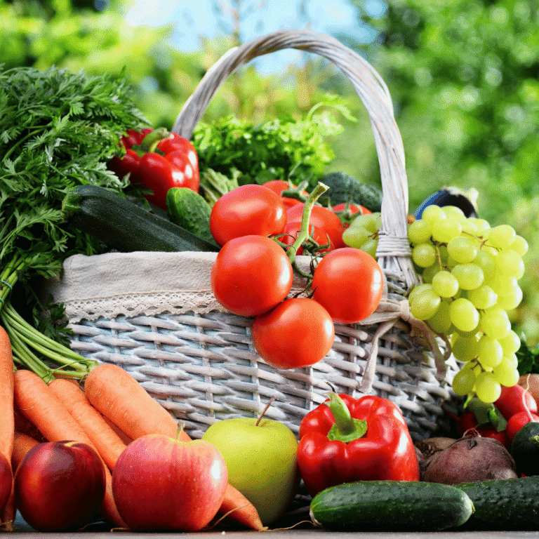 Белая корзина с помидорами, морковью, салатом, яблоками и перцем демонстрирует ультразвуковую очистку продуктов.