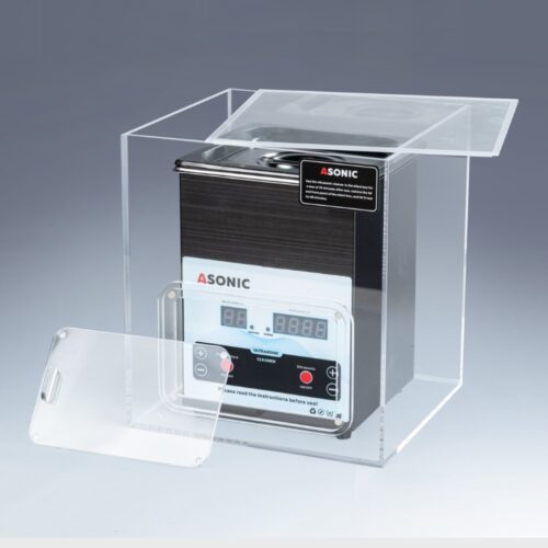 Ультразвуковой очиститель ASONIC 2L в открытой бесшумной коробке Открытая бесшумная коробка с ультразвуковым очистителем ASONIC объемом 2 л внутри, разработанная для снижения шума во время работы.