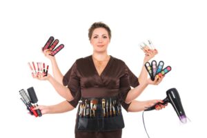 Женщина с шестью руками, держащими фен, косметику, галстук для волос и помаду, символизирует уборку в косметической индустрии.